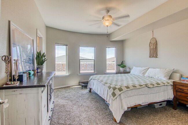 Building Photo - Beautiful Modern & Contemporary House 3 beds-2 baths in 79932