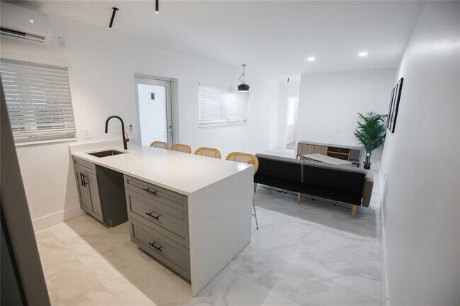 Building Photo - 1112 NE 17th Terrace