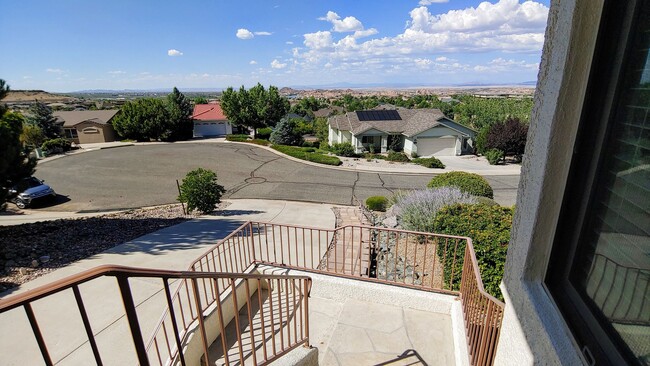 Building Photo - Home with amazing views