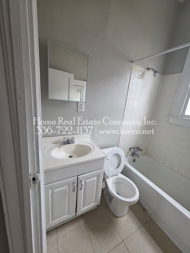 Building Photo - 208 Clayton St