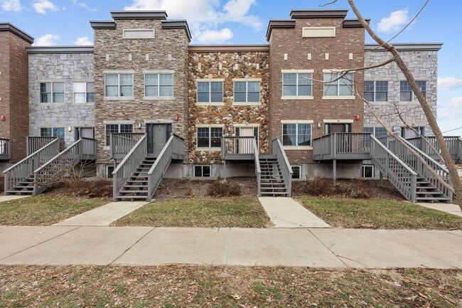 Building Photo - Spacious Townhome In The Kingston Neighborhood
