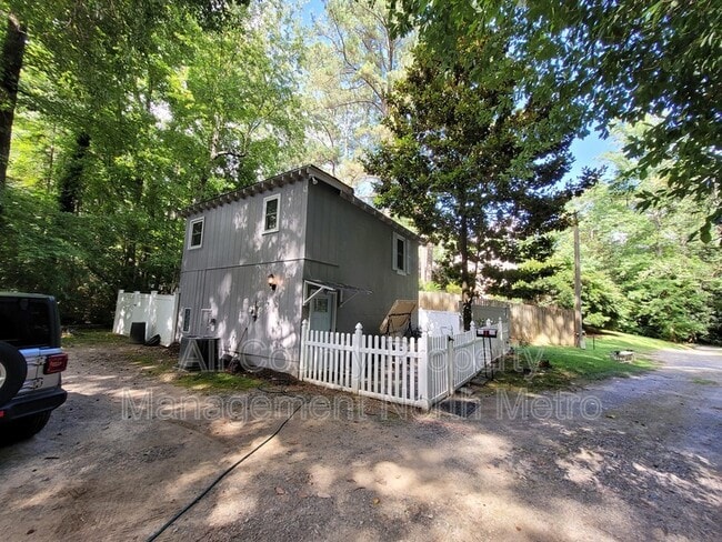 Building Photo - 5606 Roberts Dr