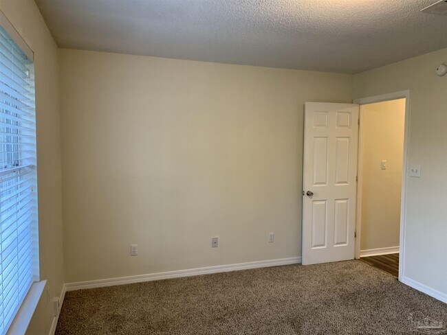 Building Photo - 4003 Lochmoor Dr