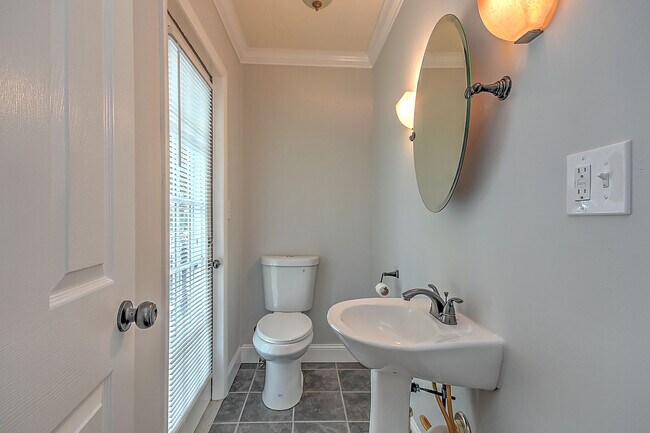 Building Photo - 2708 Schumway Dr