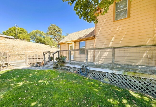 Building Photo - 402 Ormsby Ln