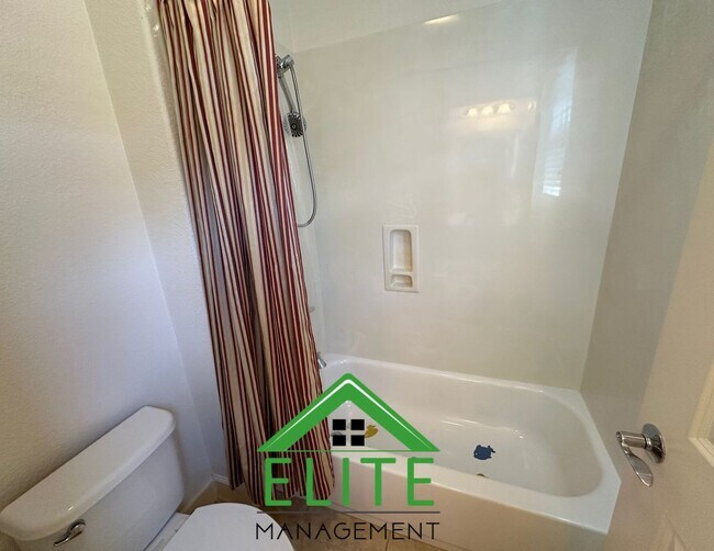 Building Photo - Spacious and Stylish 4-Bedroom Home in Des...