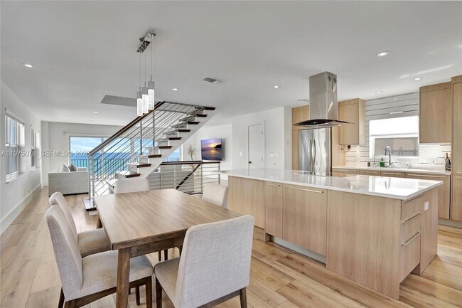 Building Photo - 1194 Hillsboro Mile Unit 1