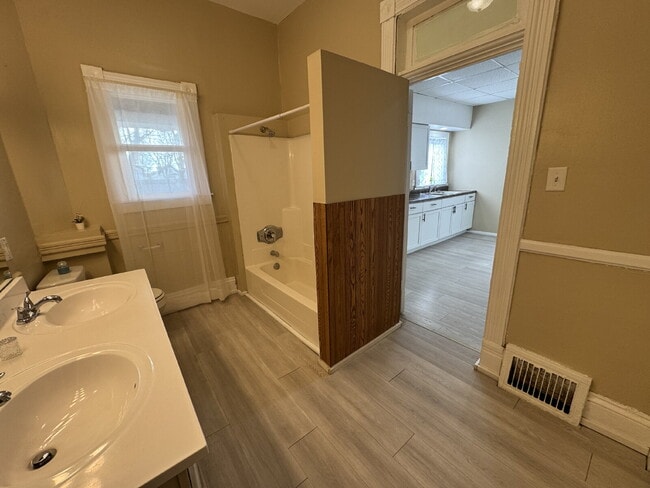 Building Photo - 3 Bedroom 2 Bath Where Timeless History Meets Modern Living!