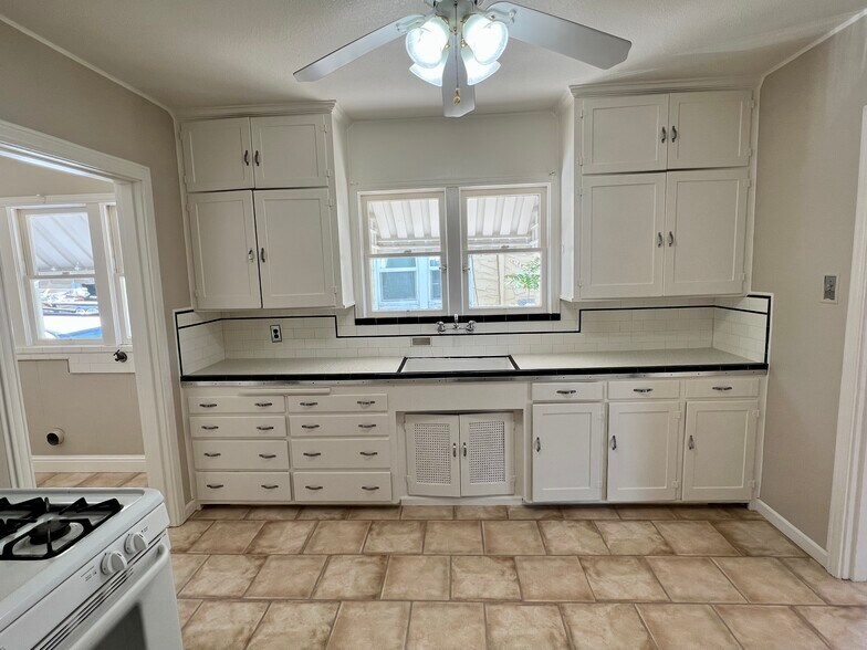 Building Photo - 228 E 17th St