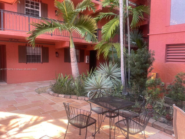Building Photo - 660 Tennis Club Dr