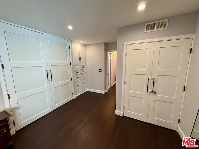 Building Photo - 8530 Holloway Dr