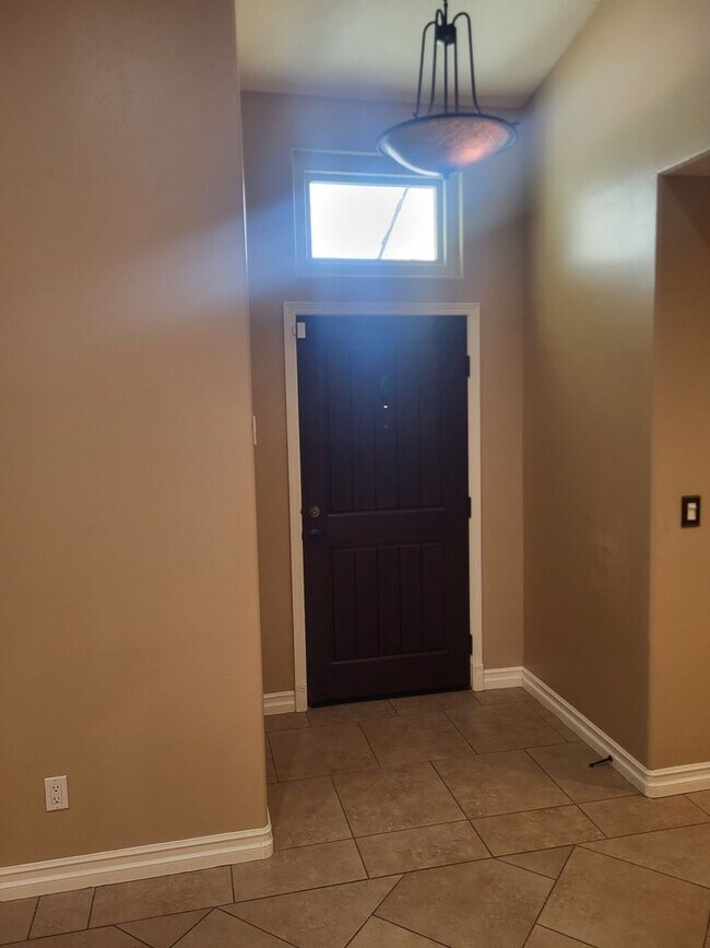 Building Photo - REALLY Cute 4 BR in The Vineyard with RV Parking - 11,000sf Lot + Designer Touches