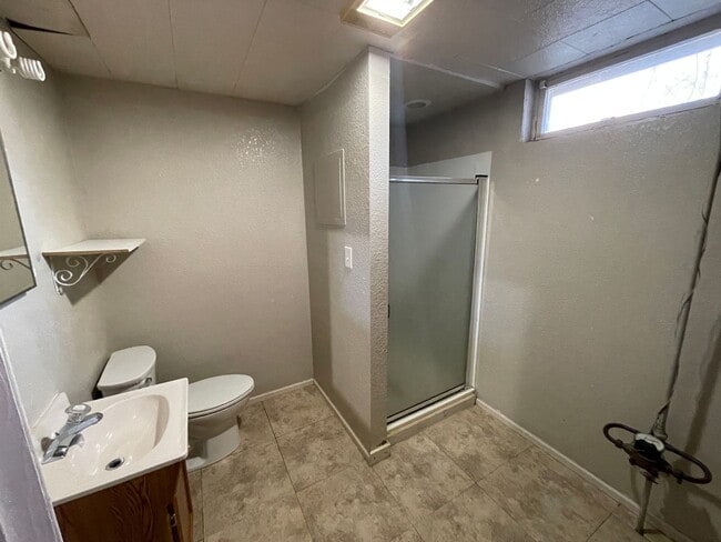 Building Photo - Centrally Located 3 bedroom home