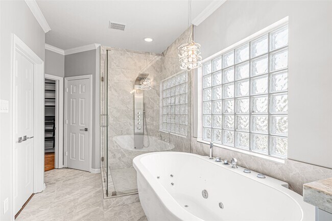 Building Photo - 112 White Dr