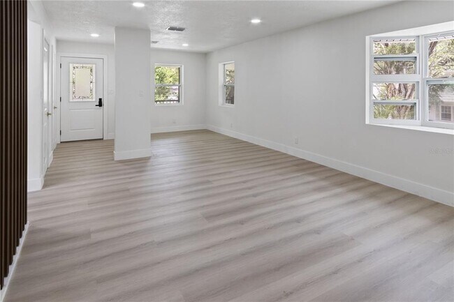 Building Photo - 3232 W Oakellar Ave