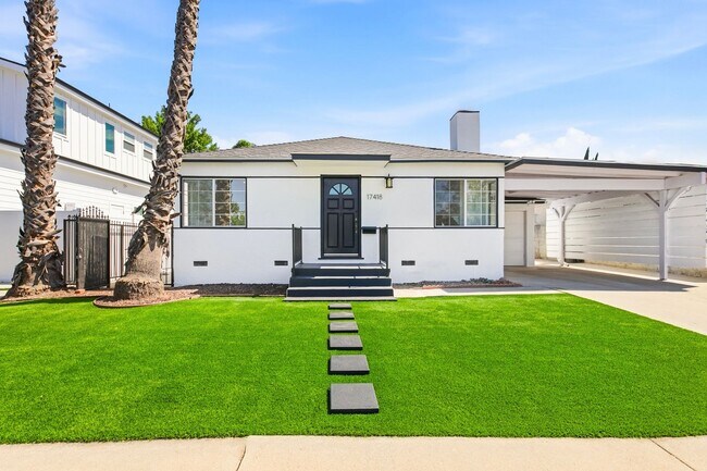 Building Photo - Beautiful modern 3 Bed + 2 Bath House + Den/Office & Backyard