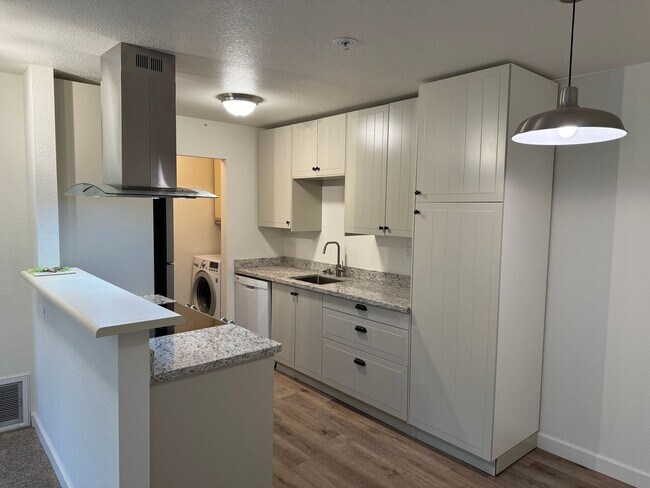 Primary Photo - Adorable 2-bedroom 1 full bath and 1 car garage available now