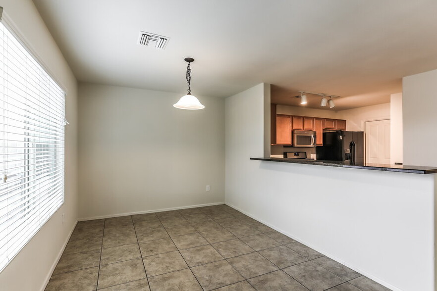 Building Photo - 910 W Calle Arroyo Norte