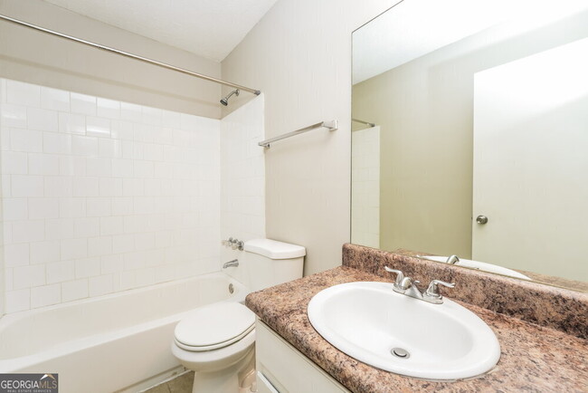 Building Photo - 2098 Drake Ct