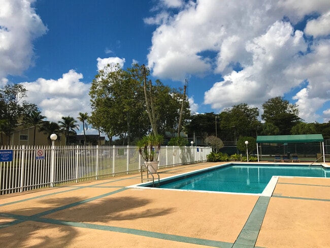 Building Photo - 212 Palm Cir E