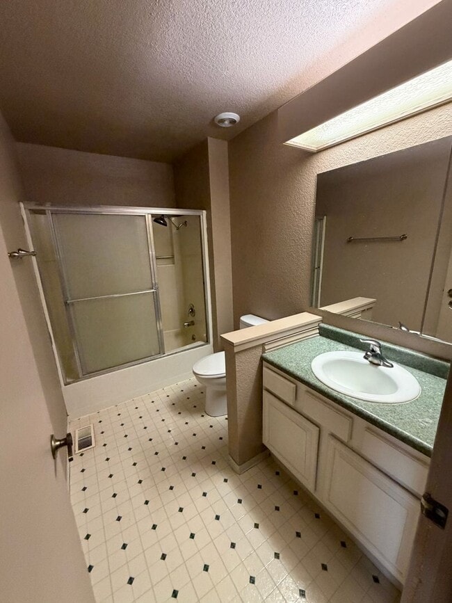 Building Photo - Townhome in great West End location