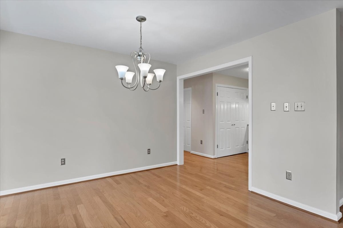 Building Photo - 10 Pinehurst Manor Dr