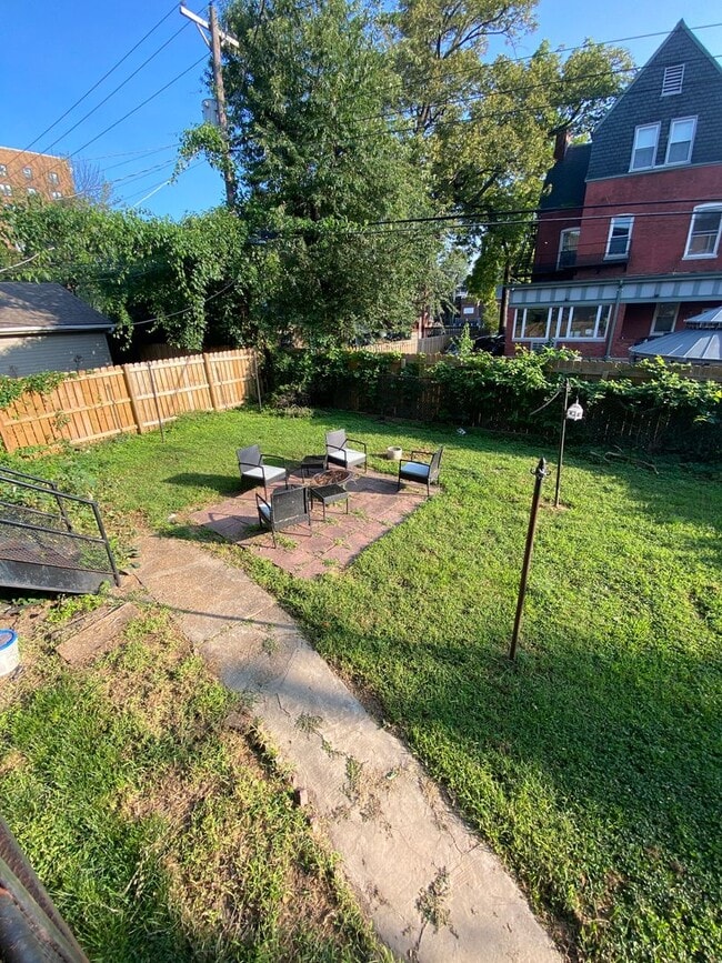 Building Photo - Renovated huge 2br/1ba in Shaw neighborhood,