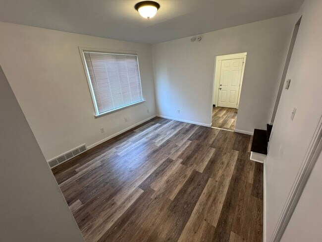 Building Photo - Fully Updated 3-Bed 1-Bath House w/ Covered Porch in Christy Park!!!