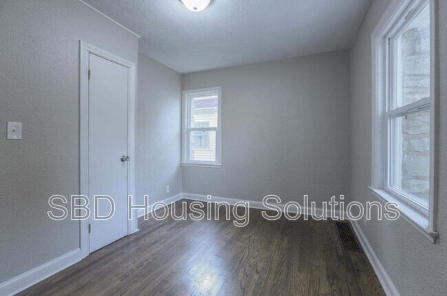 Building Photo - 1007 S Noland Rd