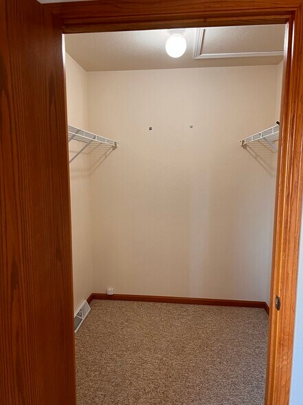 Walk in closet - 4307 Kennedy Dr