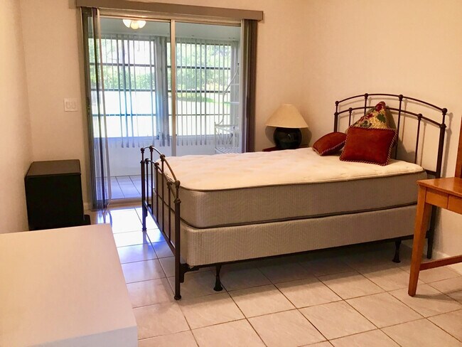 Building Photo - 1004 Newcastle A