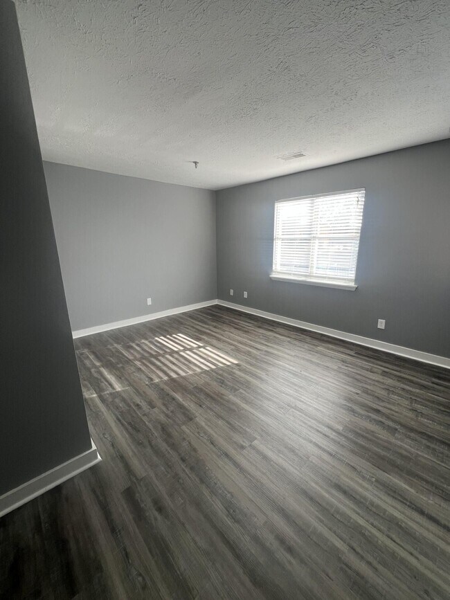 Building Photo - 421 Redding Rd