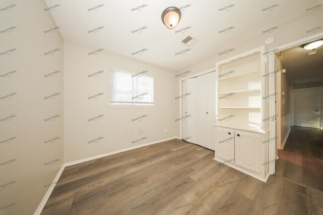 Building Photo - 2601 Yorkshire Ave