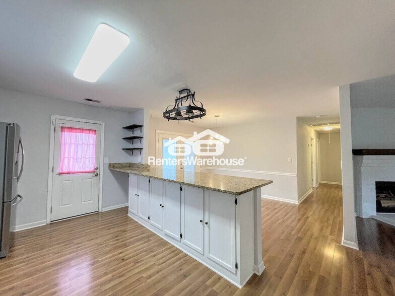 Building Photo - 1760 Pathfinder Dr