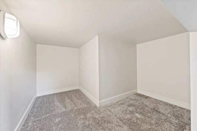 Building Photo - Meridian Spacious Retreat with Neighborhoo...