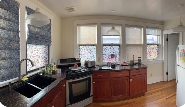Building Photo - Historic Home 2 Bedroom +office 2 Baths, a...