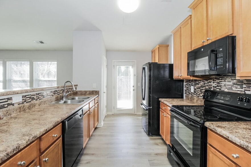 Building Photo - 162 High Point Way