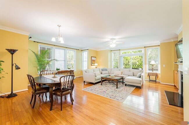Building Photo - Spacious 3 Bedroom Townhouse Close to Down...