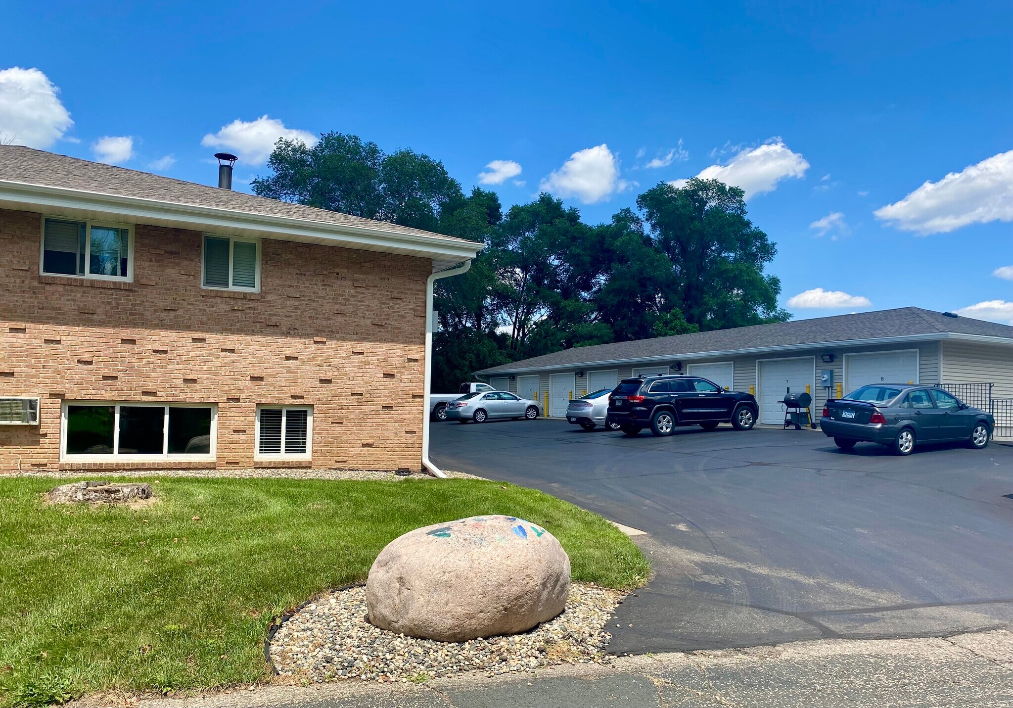 Garage with Parking - 609 Market St S