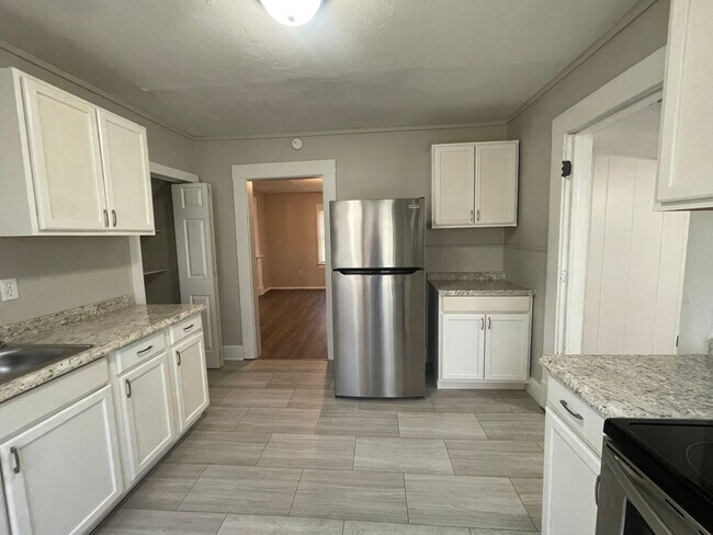 Building Photo - 3 bedroom 1 bath You will love coming Home