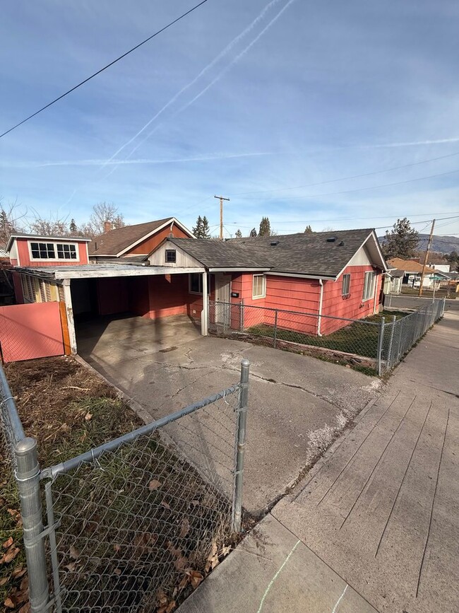 Building Photo - Charming  2 Bed 1 Bath Close to downtown and 1.9 miles to Sky Lakes Medical Center and Oregon Tech