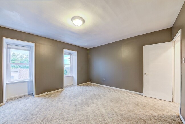 Building Photo - 2400 Mission St