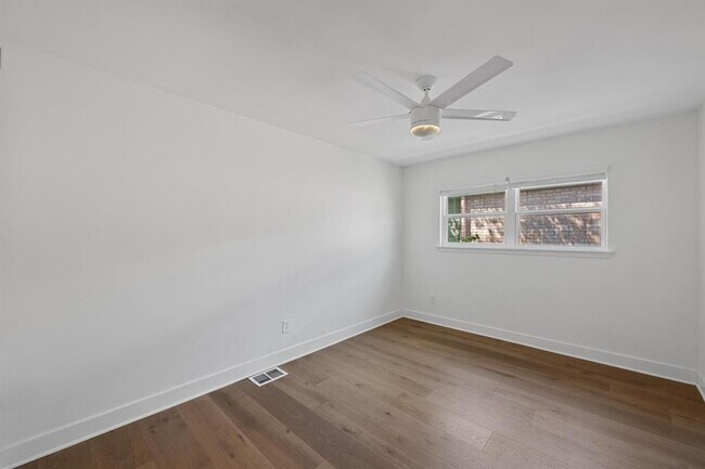 Building Photo - 6411 Chimney Creek Cir