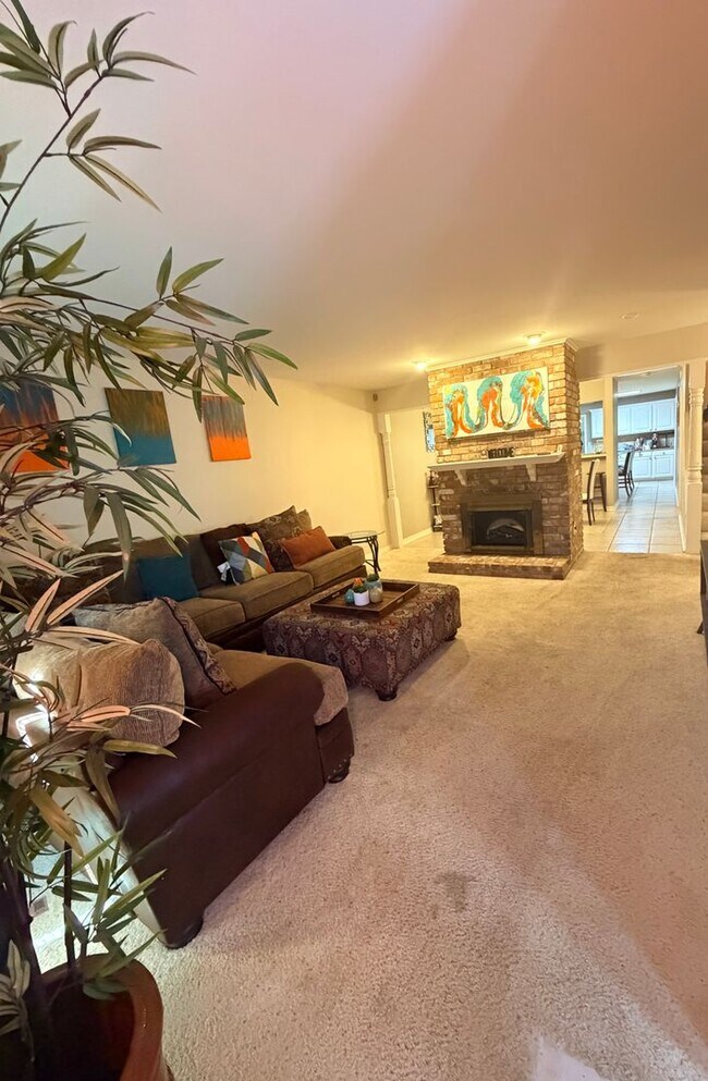 Building Photo - Beautiful 3 Bedroom Townhouse