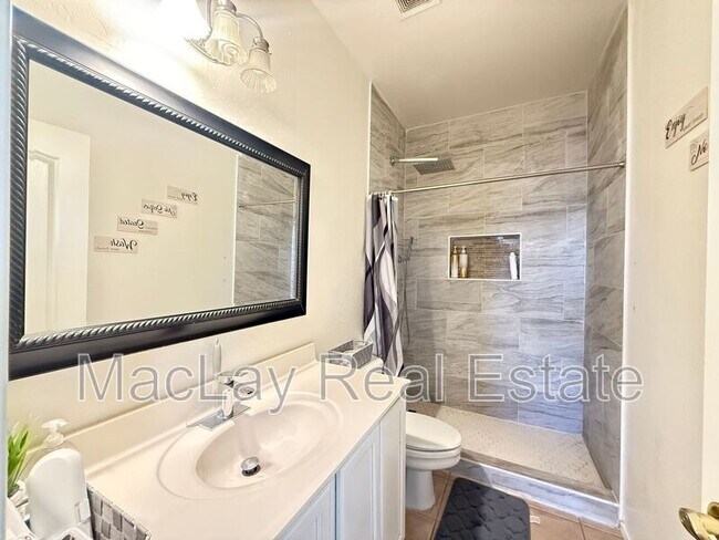 Building Photo - 757 W Aloe Pl