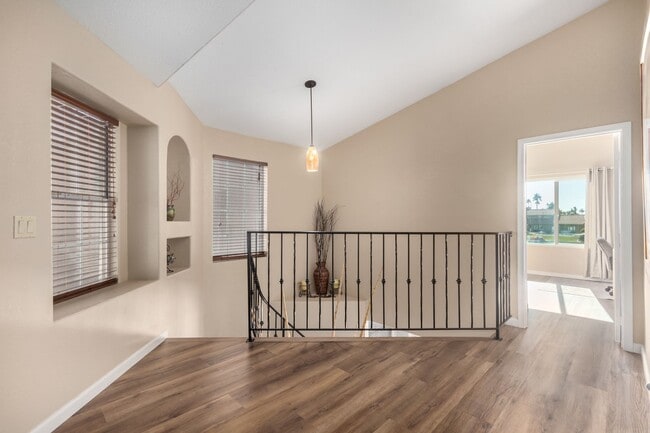 Building Photo - 4 bedroom Lakefront Property
