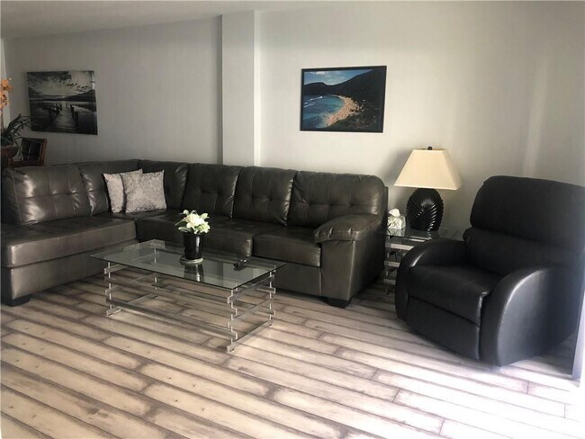 Building Photo - 1161 Hillsboro Mile