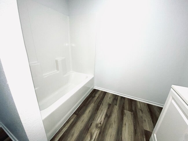 Building Photo - 907 W 7th St