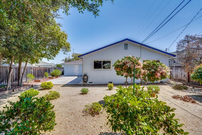 Building Photo - Charming 3-bedroom, 2-bathroom ranch-style...