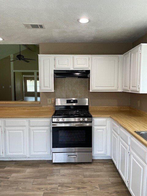 Building Photo - 21311 Meadowhill Dr